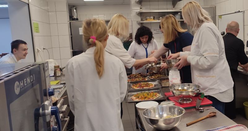 W Zespole Szkół w Goleniowie odbyło się szkolenie z warsztatami o tematyce „Kuchnia Hiszpańska i Hiszpańskie Smaki”. W szkoleniu uczestniczyli nauczyciele praktycznej nauki zawodu wraz z uczniami Branżowej Szkoły I Stopnia nr 1 -
