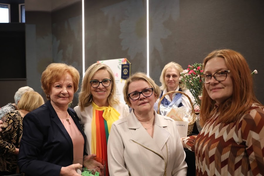 Uczniowie wraz z nauczycielami Zespołu Szkół Specjalnych w Goleniowie brali udział w organizacji spotkania charytatywnego Kobiety Dzieciom, zorganizowanego przez Lions Club Szczecin Jantar. -