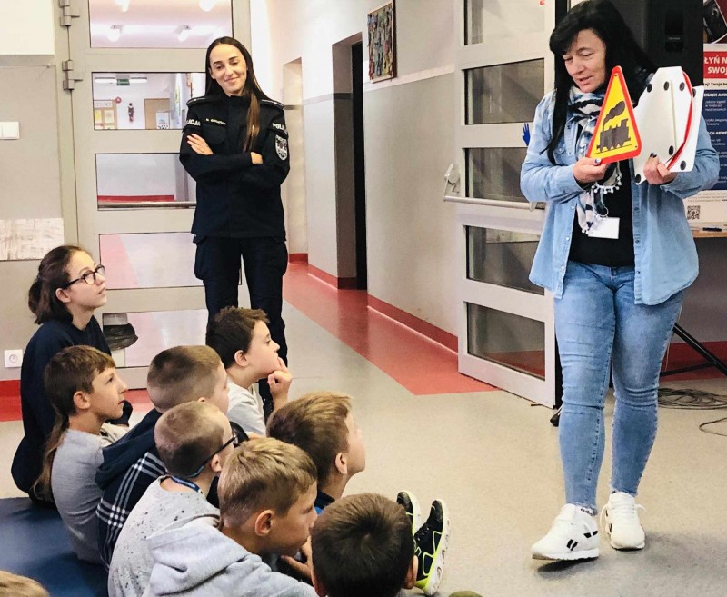 w Zespole Szkół w Goleniowie w ramach działań profilaktycznych przeprowadzane są zajęcia z zakresu bezpieczeństwa w ruchu drogowym nt. „Bezpieczna droga do i ze szkoły” -