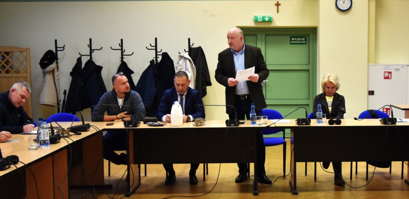 W dniu 23 listopada 2023 r. w sali Starostwa Powiatowego w Goleniowie odbyło się posiedzenie Powiatowego Zespołu Zarządzania Kryzysowego. -