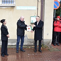 Nowy defibrylator AED na budynku powiatowej szkoły w Nowogardzie