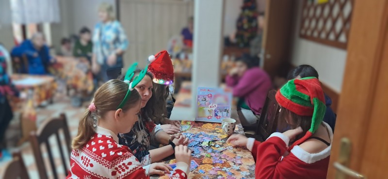 Świąteczne odwiedziny wolontariuszy w Domu Pomocy Społecznej w Nowogardzie