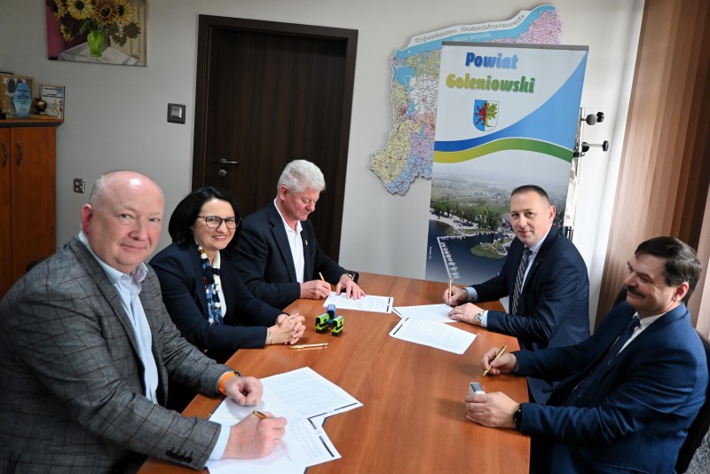 Podpisanie umowy dotyczącej realizacji inwestycji polegającej na rozbudowie drogi powiatowej w miejscowości Kulice