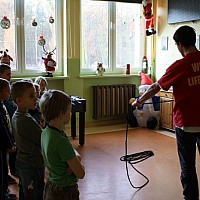 Goleniowscy licealiści w Szkole Podstawowej nr 3  im. Jana Brzechwy w Goleniowie