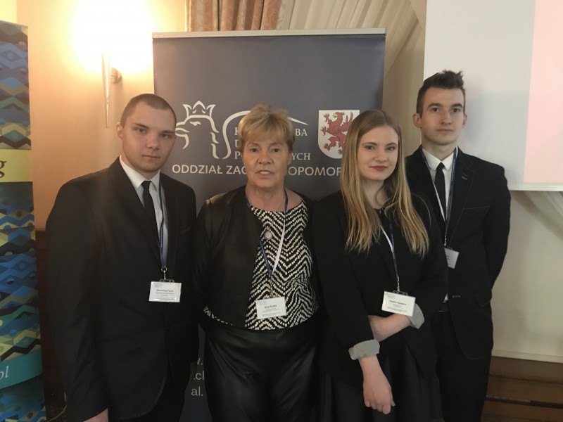 Na zdjęciu między innymi przewodnicząca zarządu ZOKIDP ze zdobywcami 1, 2 i 6 miejsca w Polsce- młodzieżą z Gryfic i Goleniowa. -