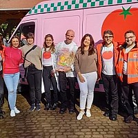 Różowy Ambulans z artystami z Europy odwiedził Dom Pomocy Społecznej w Nowogardzie